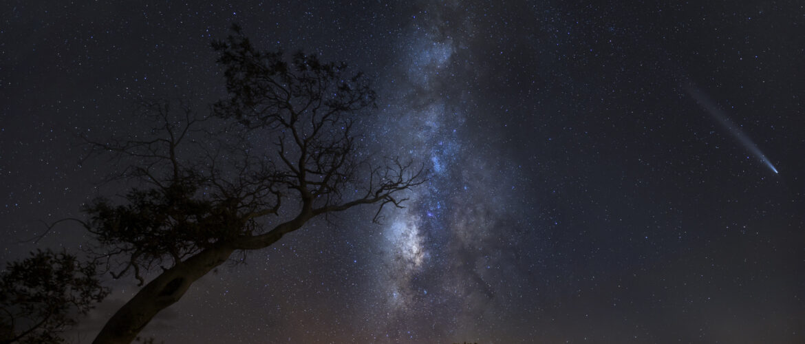 Melkweg met komeet C/2023 A3 (Tsuchinshan-ATLAS)