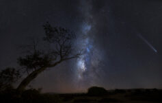 Melkweg met komeet C/2023 A3 (Tsuchinshan-ATLAS)